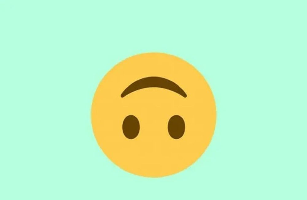 Esto significa el emoji de la carita al revés de WhatsApp.