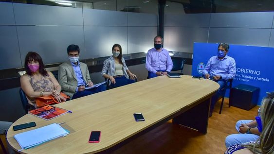 Los gremios de trabajadores estatales de Mendoza ahora deben decidir si aceptan la oferta salarial del Gobierno propuesta en reuniones paritarias. Prensa ATE