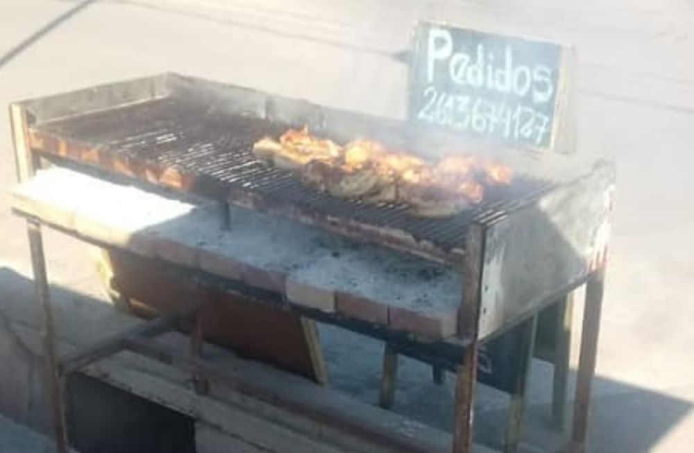 Durante la noche de este martes, una gran parrilla y toda su estructura fueron robadas en el barrio Jazmín (Luzuriaga). Sus dueños son una familia que vive de la venta de pollo a la parrilla los fines de semana, por lo que piden ayuda para recuperarla.