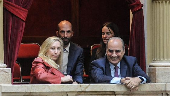 La secretaria general de la Presidencia, Karina Milei, y el ministro del Interior, Guillermo Francos, en la votación de la ley bases (Foto: Federico López Claro)