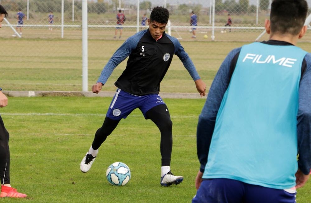 Perdió jerarquía. El volante de la selección peruana no continuó en el Tomba porque la dirigencia decidió no hacer uso de la opción de compra y ahora reforzará a Rosario Central, el primer rival de Godoy Cruz en el torneo.