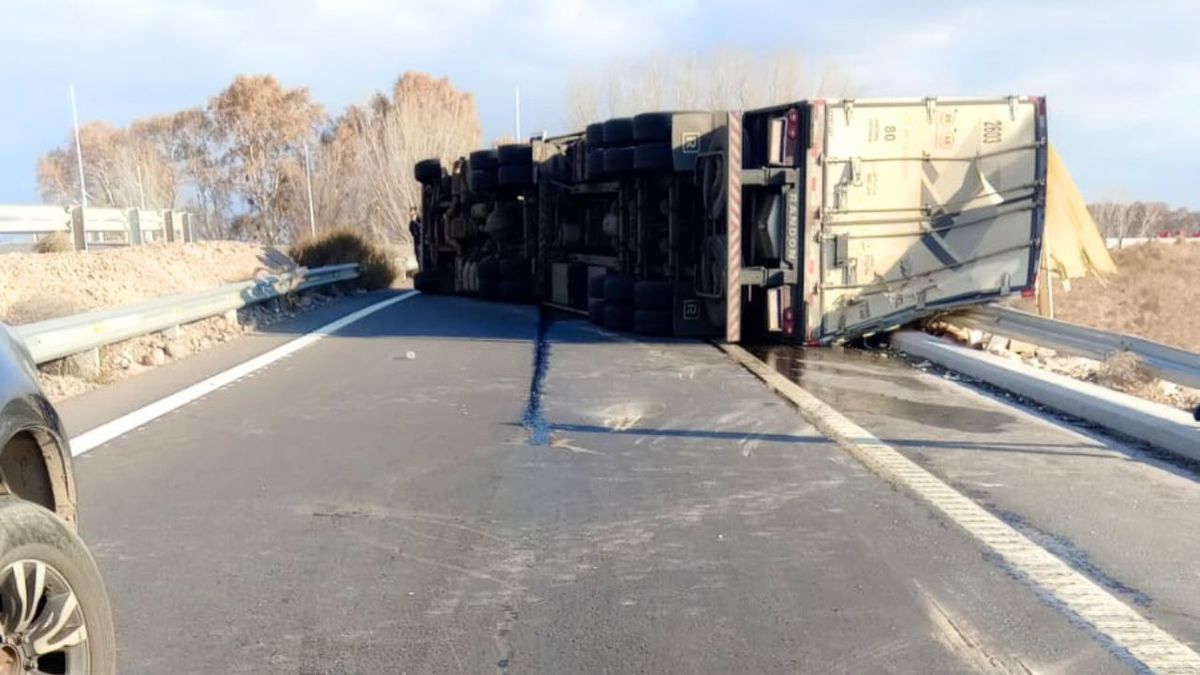 Volcó un camión proveniente de Brasil en Ruta 7 a la altura de Luján ...