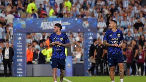 De Paul y Paredes en la previa del partido de la selección. (Prensa AFA).