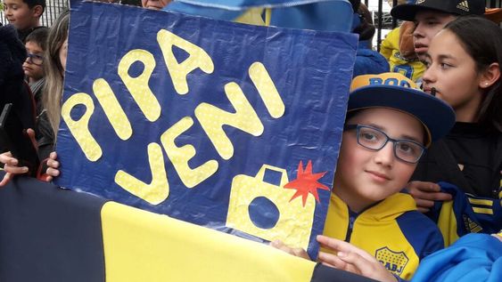 El público mendocino fanático de Boca recibió al plantel Xeneize de cara al duelo con Quilmes por la Copa Argentina. / José Gutiérrez (Los Andes)