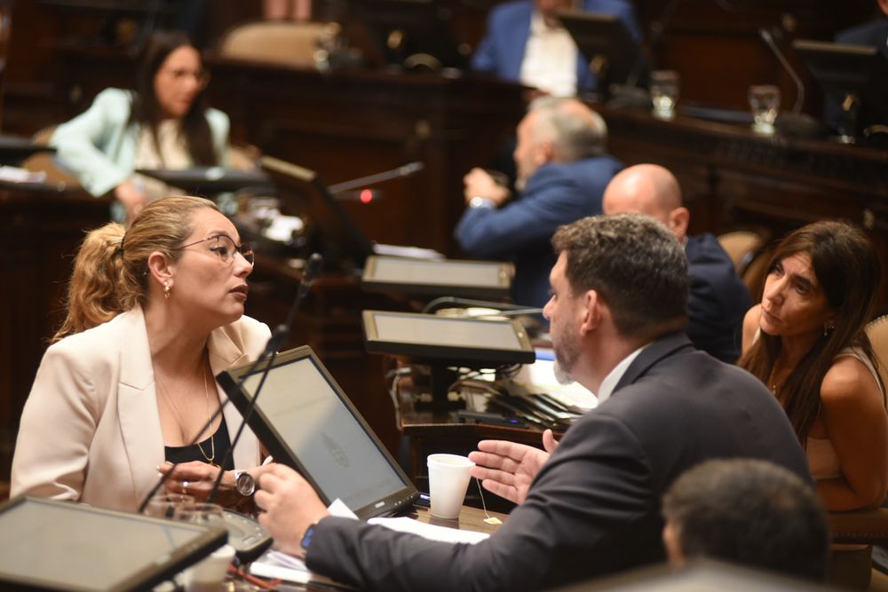 La senadora Adriana Cano (PJ) y los jefes de la bancada de Cambia Mendoza, Martín Kerchner y Natacha Eisenchlas. 