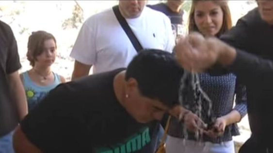 Una más de Maradona: ahora fue bautizado junto a Rocío Oliva en Jordania