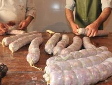 Triquinosis: las personas se contagian consumiendo carne de cerdo, chacinados o embutidos mal cocidos, en especial si son de elaboración casera