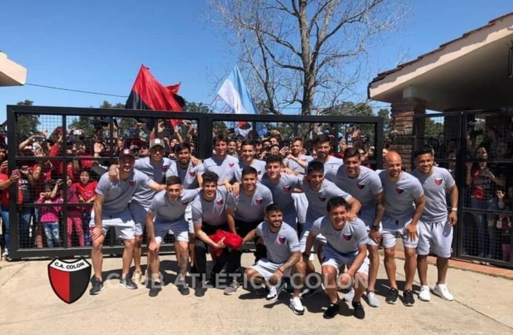 El plantel de Colón de Santa Fe viajará a Santiago del Estero en busca del sueño de Trofeo de Campeones. / Gentileza.