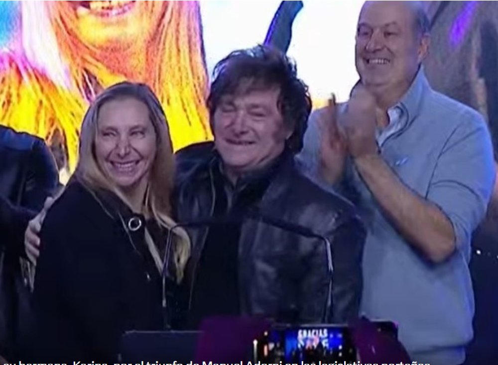 Javier Milei festejó eufórico y abrazó a un mendocino en el escenario.