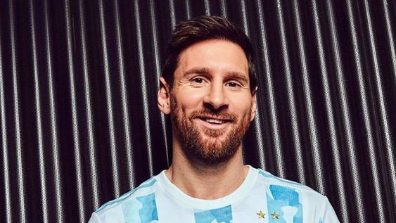 Leo Messi y la nueva camiseta de la Selección Argentina de fútbol. / gentileza Leo Messi y la nueva camiseta de la Selección Argentina de fútbol. / gentileza