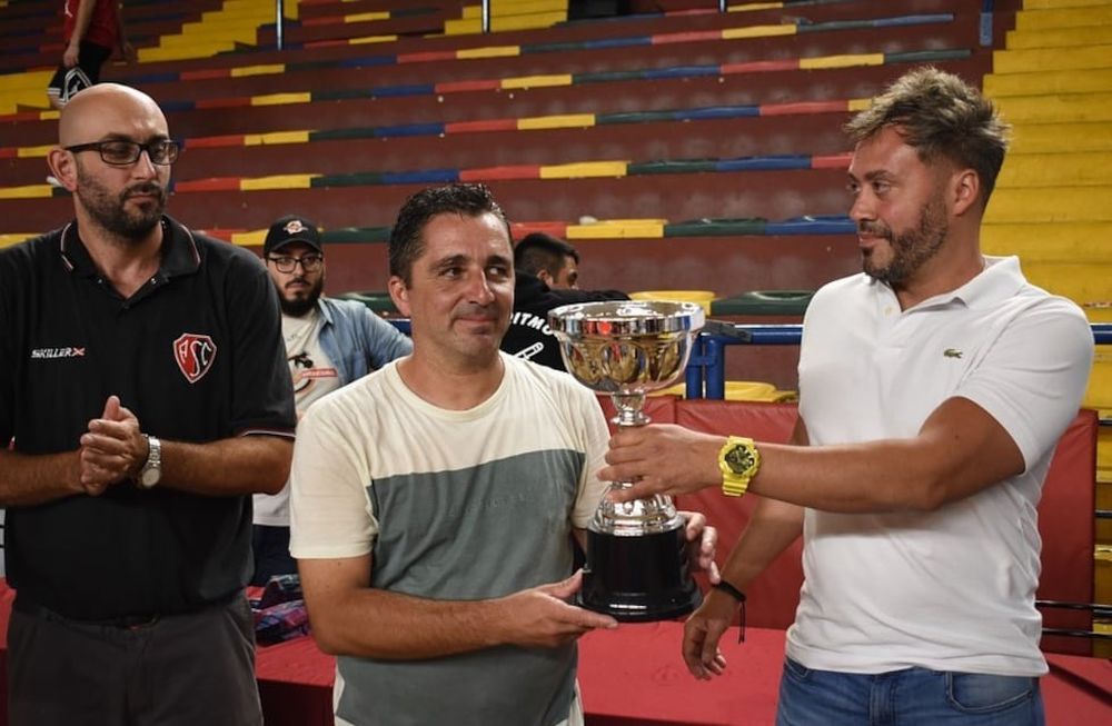 El presidente de Atenas Sport Club, Nahuel García, junto a Nicolás Popón, presidente de la FBPM y Diego Cantón, Secretario FBPM. / Gentileza: FBPM.