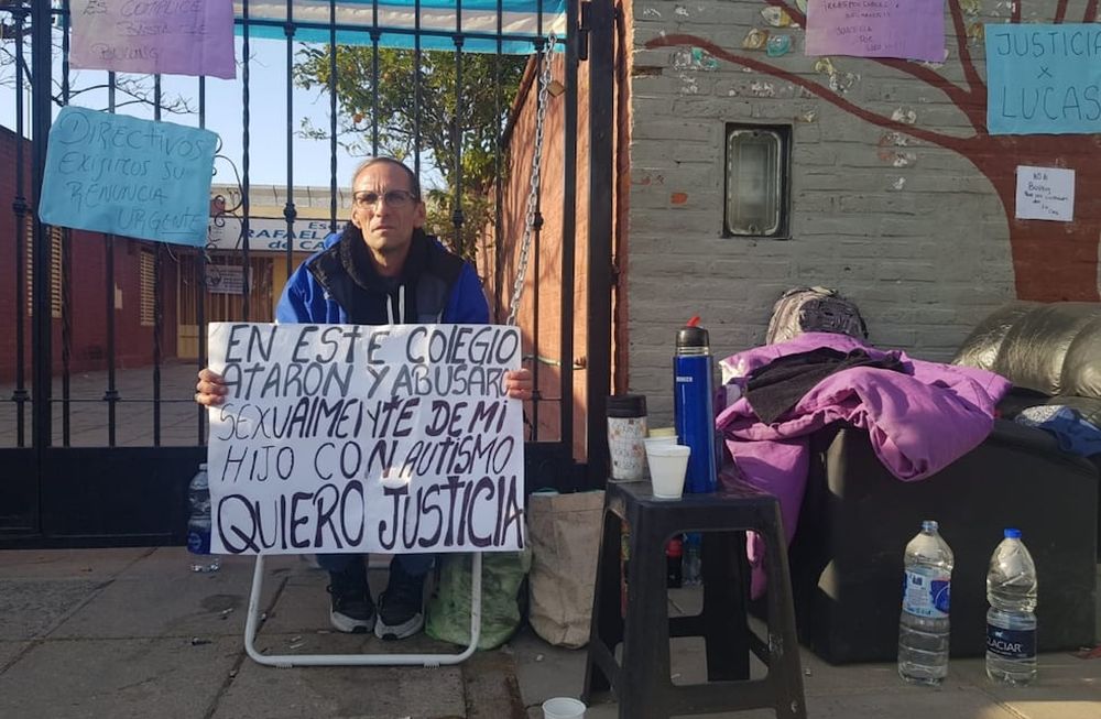 En la escuela Rafaela Sánchez de Caldelari de barrio Ayacucho. Ayer el papá del niño, que es autista, se encadenó para que se haga justicia.