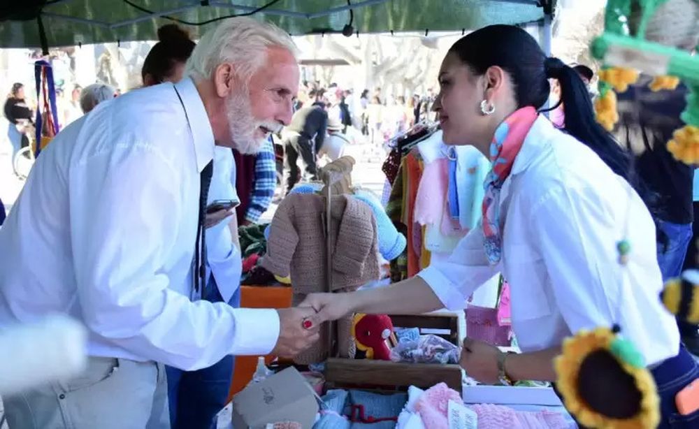 La intendenta de Santa Rosa, Flor Dest&eacute;fanis, en los festejos patronales del departamento en 2024.