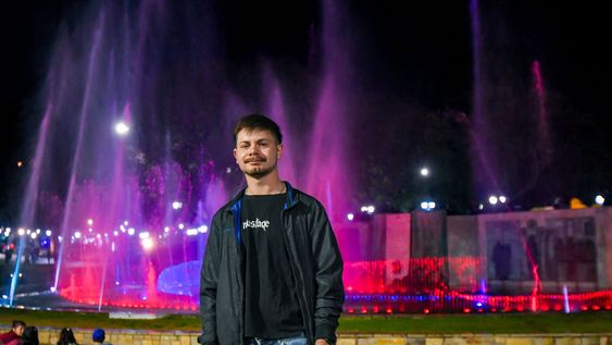Ayrton Peyrille llegó a Mendoza para liderar la programaciónmusical y visual de la fuente de la plaza central de Mendoza, con 350 luces.