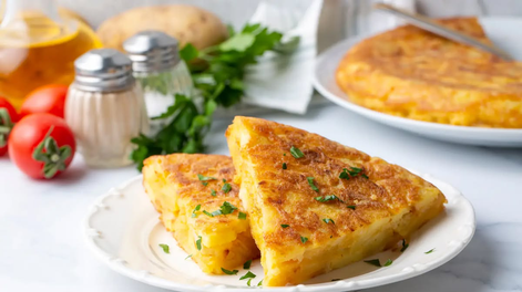 Tortitas de papa y cebolla receta fácil para una cena crocante sin usar huevos, con ingredientes básicos.