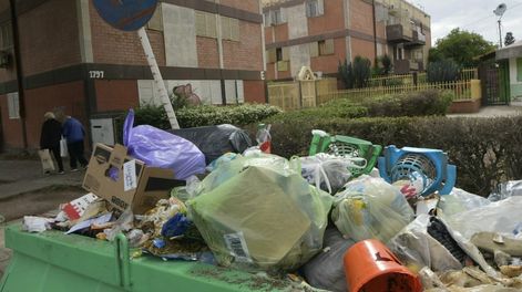 Residuos en las calles de Las Heras. Foto: Orlando Pelichotti.