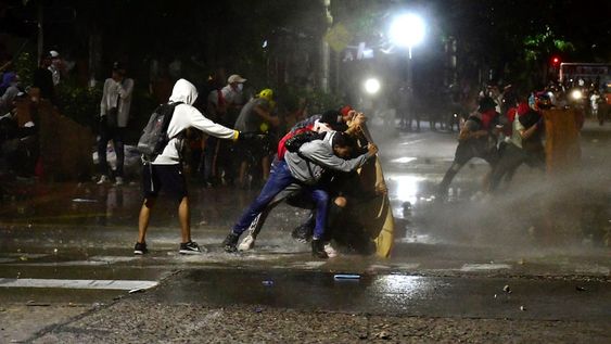 Continúan las protestas en Colombia. Los colombianos han salido a las calles durante semanas en todo el país después de que el gobierno propuso aumentos de impuestos a los servicios públicos, combustible, salarios y pensiones, pero han continuado incluso después de que el presidente Iván Duque dio marcha atrás con el aumento de impuestos.  (AP)