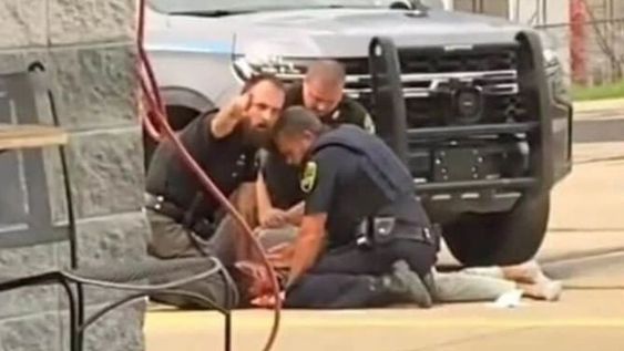 La brutal detención ocurrió en Mulberry, Arkansas. Los tres agentes fueron suspendidos mientras se investiga lo ocurrido. / Foto: captura de video