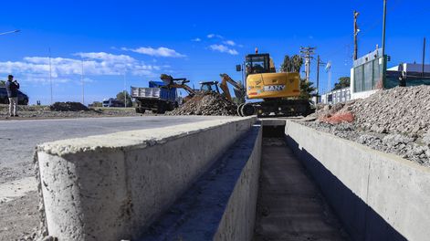 Plan de obras integrales: avanza la construcción de banquina, cordón y cuneta en Lateral Sur de Acceso Este
