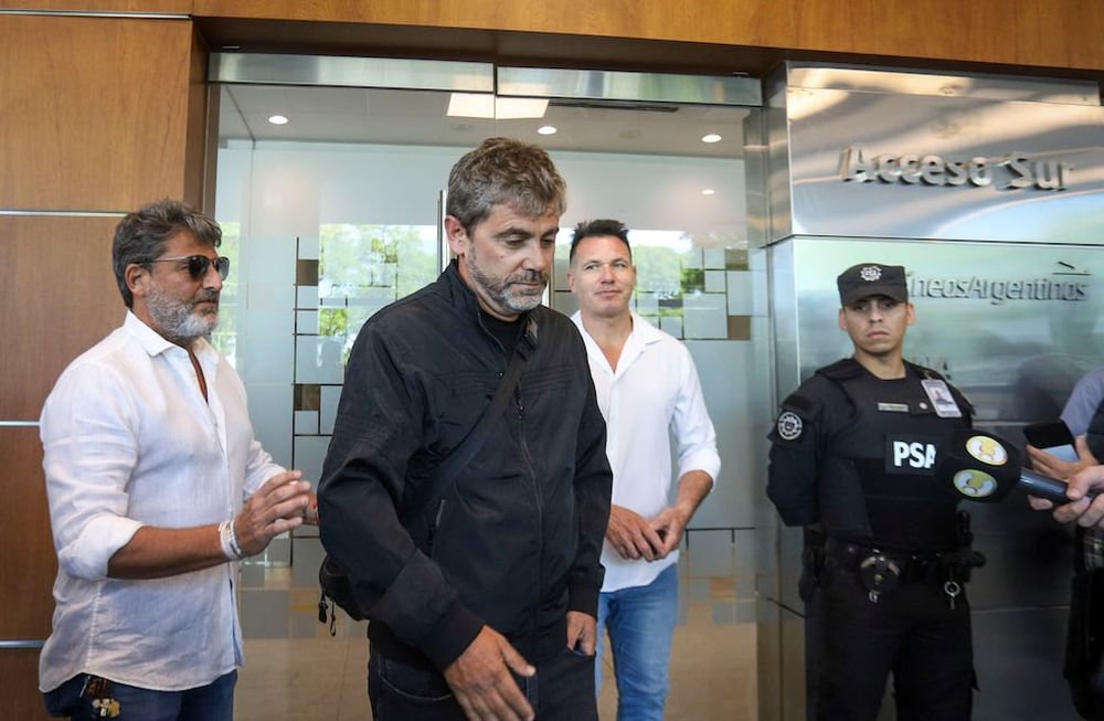 El secretario gremial de (APLA), Mateo Ferrería, se dirige a la reunión que se esta llevando a cabo en las oficinas del Aeroparque Jorge Newbery. Foto: Damian Dopacio / NA