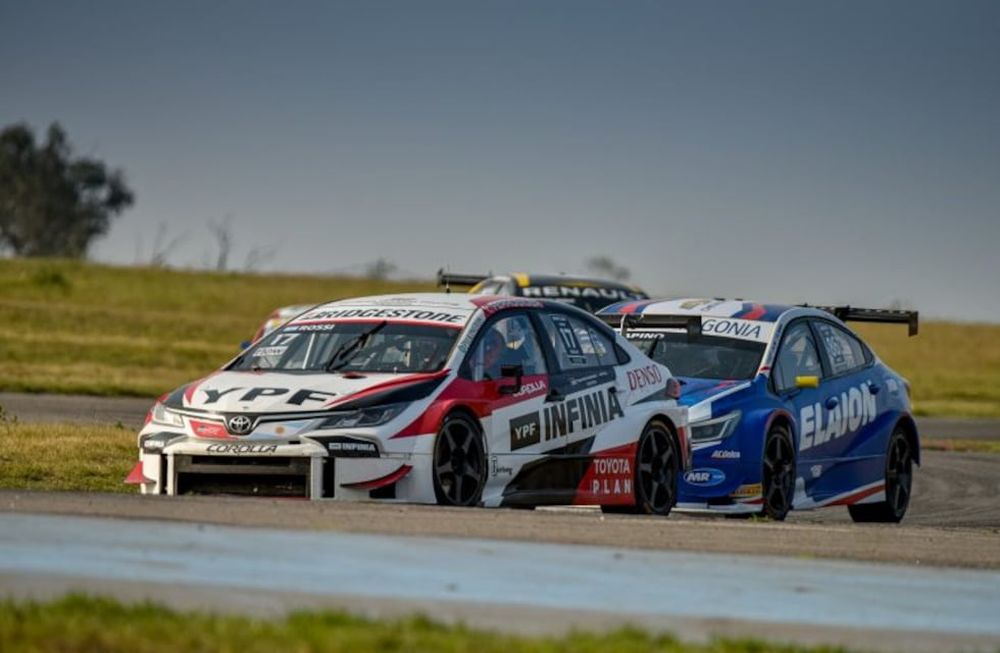 Rossi se mantiene adelante, pero Canapino acecha de cerca