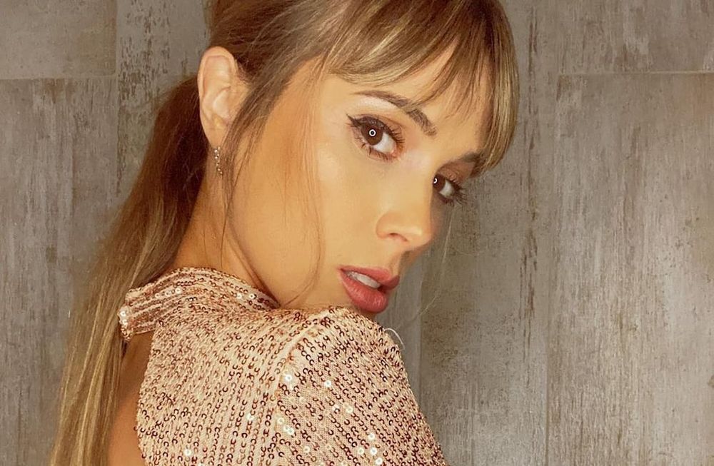 Chechu Bonelli, más rubia y “destapada” que nunca