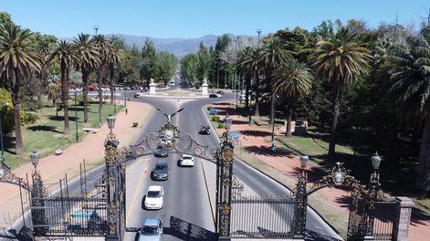 Los Andes | El Parque General San Martín fue pensado como un símbolo que representara al oasis lleno de vida con que la mano del  hombre había transformado al desierto mendocino.