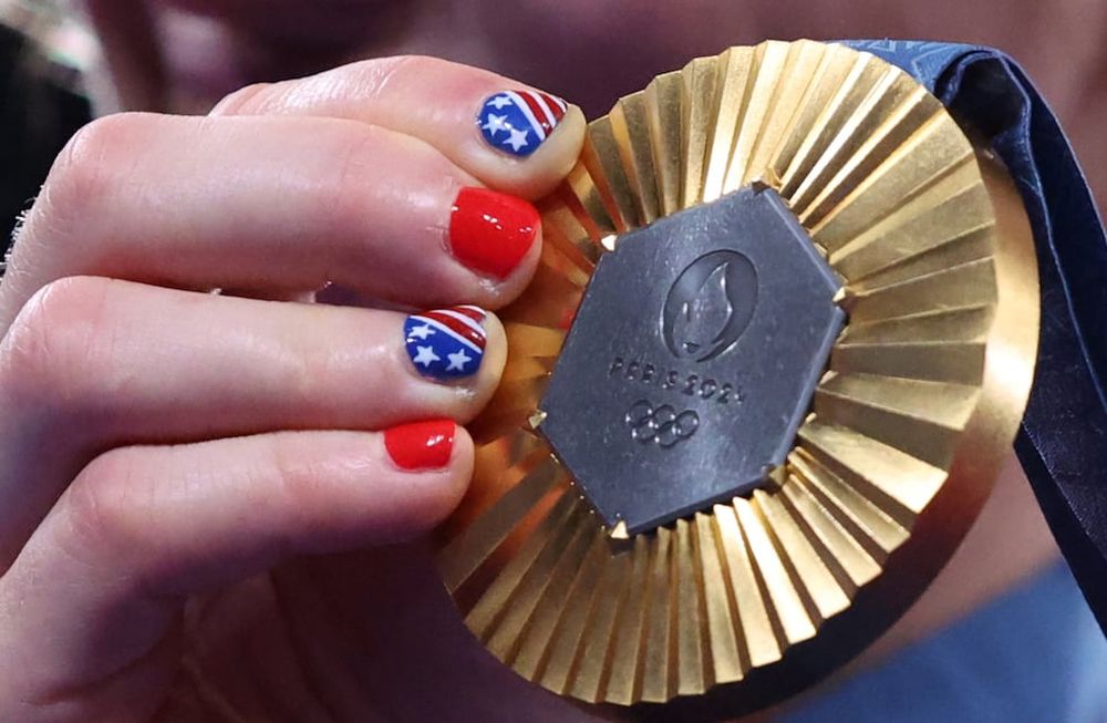 PARÍS (FRANCIA), 06/08/2024.- La medallista de oro Amit Elor, de Estados Unidos, posa con su medalla de oro durante la ceremonia de entrega de premios de la competición de Lucha Femenina 68kg en los Juegos Olímpicos de París 2024 en el Arena Sud de París en París (Francia). EFE/EPA/YAHYA ARHAB