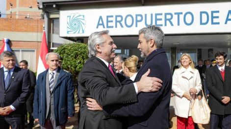 Los Andes | El presidente Alberto Fernández arribó hoy a las 11.26 hora argentina (10.26 hora local) a la ciudad de Ayolas, donde recorrerá, junto a su par de la República del Paraguay, Mario Abdo Benítez, las obras de maquinización del brazo Aña Cuá, que permitirán