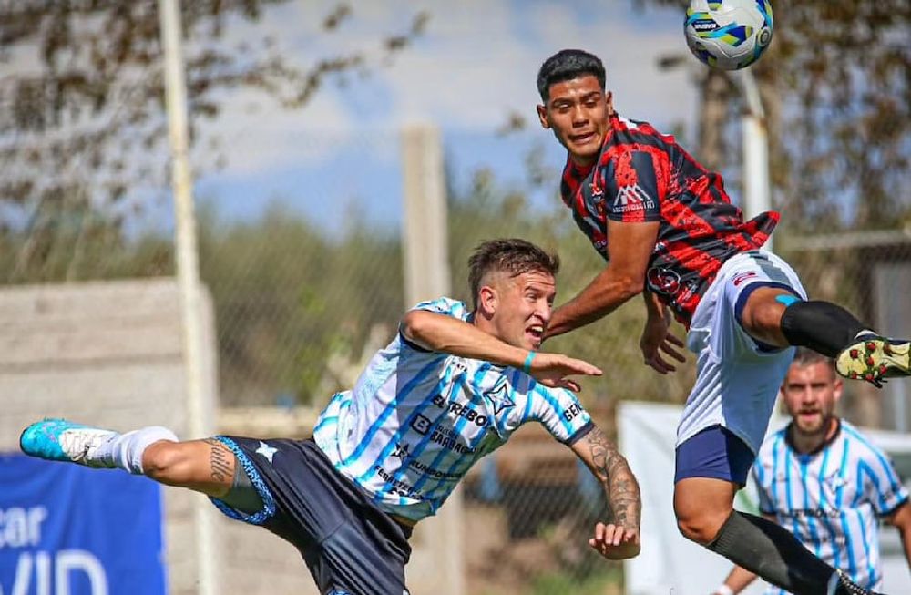 Fadep goleó 3-0 a Argentino y le arrebató el liderazgo. Foto: Valentina Villalobos.