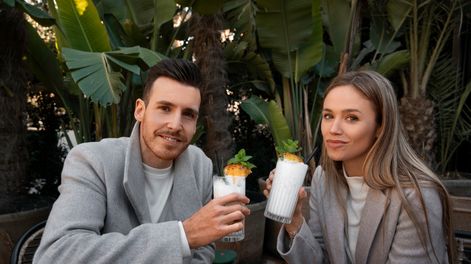 Cinco cócteles dulces y espirituosos que combinan frutas, frescura y sabor, perfectos para disfrutar solo o compartir con amigos en cualquier ocasión