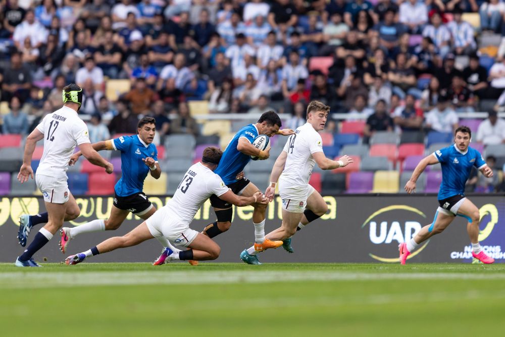 Una exquisita postal del Argentina vs. Inglaterra jugado en Santiago del Estero, en escena Santiago Carreras, Matías Moroni y Mateo Carreras