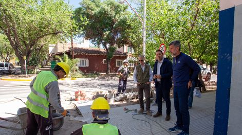 La Ciudad renueva más de 9500 m² de veredas en establecimientos educativos