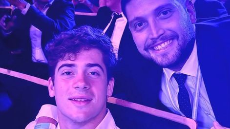 En campaña. Emiliano Sallei, funcionario maipucino y candidato a concejal del PJ, salió a la vidriera electoral con Franco Colapinto. Estuvieron en una entrega de premios y pegaron onda, dicen en el municipio.