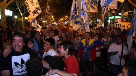 Homenaje de agrupaciones kirchneristas en Mendoza