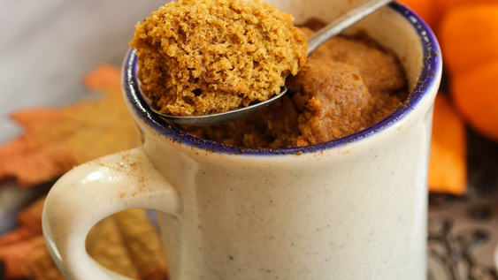 Budín en taza con recetas, comida casera, pocos ingredientes y buena nutrición.