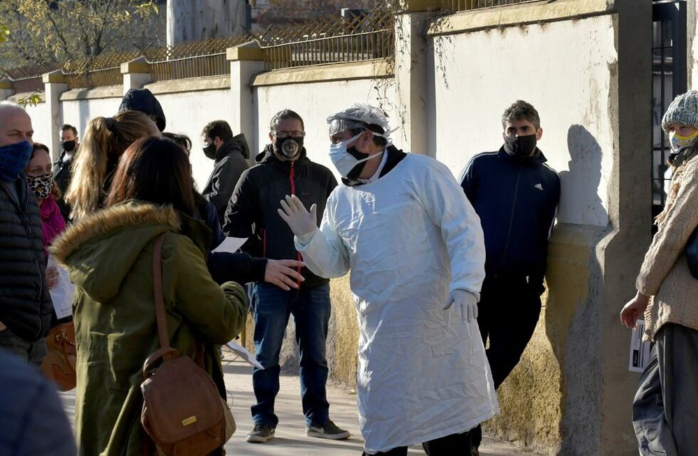 Complicado. Gente en los ingresos de las guardias de los hospitales, una situación que se observa desde hace unos días Foto Orlando Pelichotti / Los Andes.