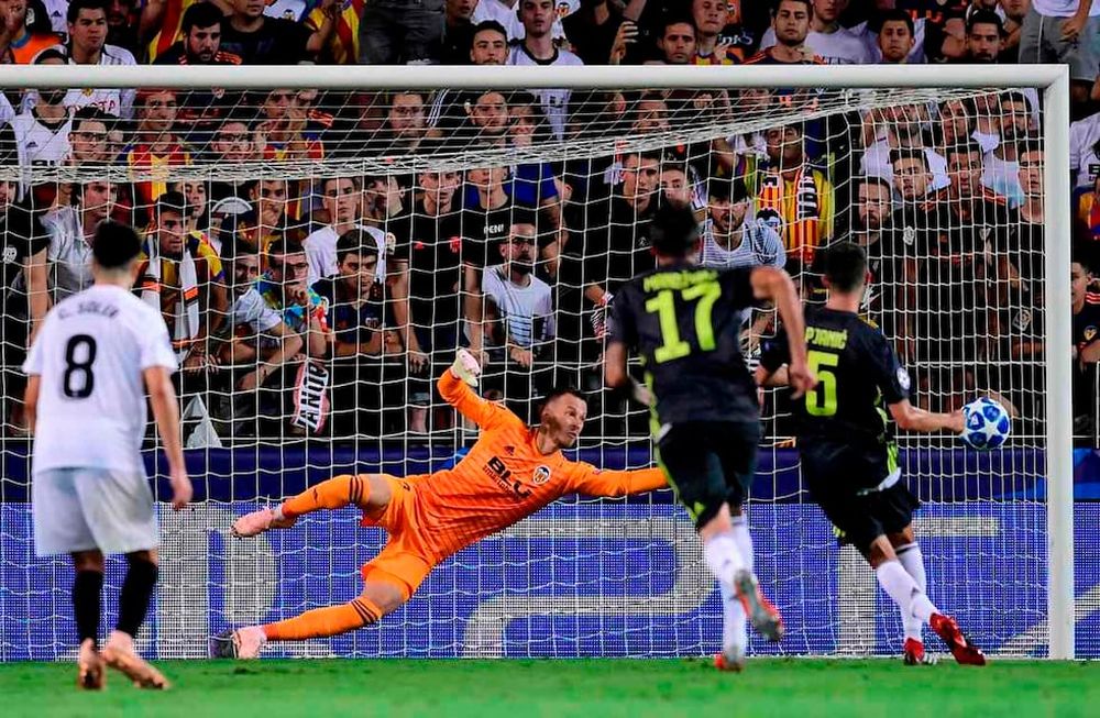 Juventus le ganó a Valencia con un show por la expulsión de Cristiano Ronaldo
