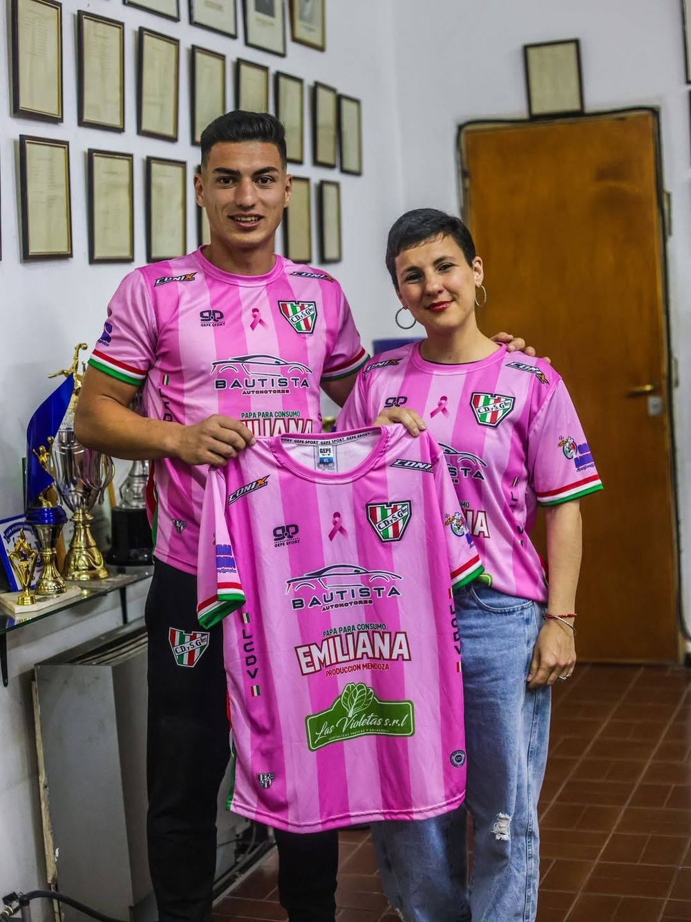 El futbolista Darío Di Cesare junto a su hermana Daniela Di Cesare, quien lucha contra el cáncer de mama.