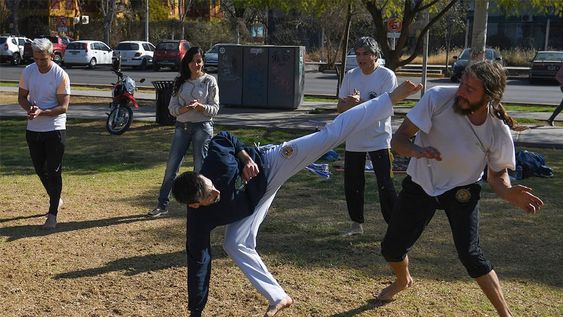 13 de agosto de 2022 Mendoza Capoeira Arte y lucha afro-brasilera. Kevin Lemos de la academia Capoeira de Valor, practica capoeira en el Parque Central junto a sus alumnos  Foto: Marcelo Rolland / Los Andes