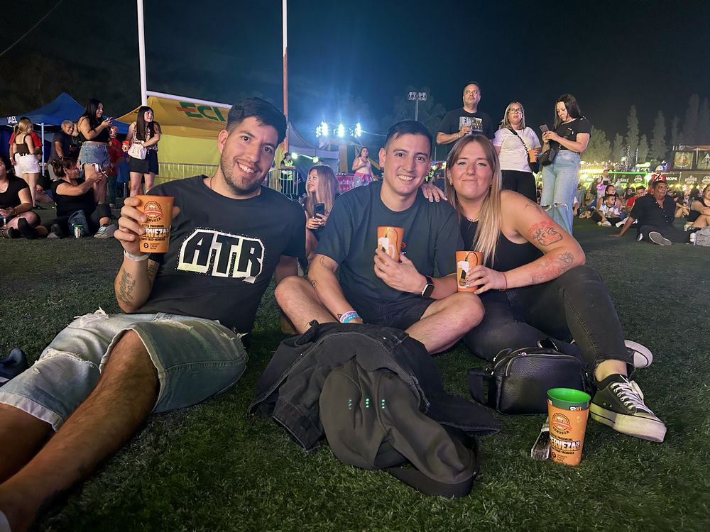 José Vega, súper fan de Damas Gratis, con sus amigos Fabrizio Angeletti y Agustina Salguero, disfrutando de esta gran última noche.