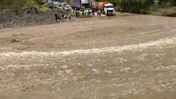 Durante todo el día estuvo cortada la ruta 86 en Los Cerrillos por la credida del arroyo Anchayuyo en Tupungato. - Los Andes