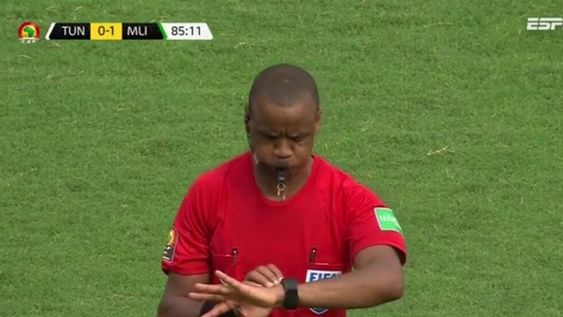 El árbitro zambiano Janny Sikazwe pitó el final por primera vez cuando habían transcurrido 85 minutos del choque entre Malí y Tunez. (Captura de imagen)
