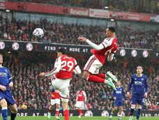 Arsenal derrotó al Everton y aprovechó la caída del Manchester City para compartir la cima de la Premier League.