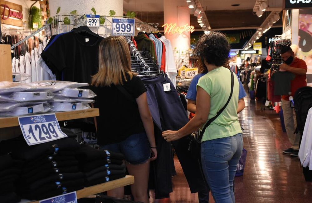 Centro. La reapertura de hoteles céntricos y su mayor ocupación ha generado mayor movimiento para los comerciantes. Foto: Mariana Villa / Los Andes.