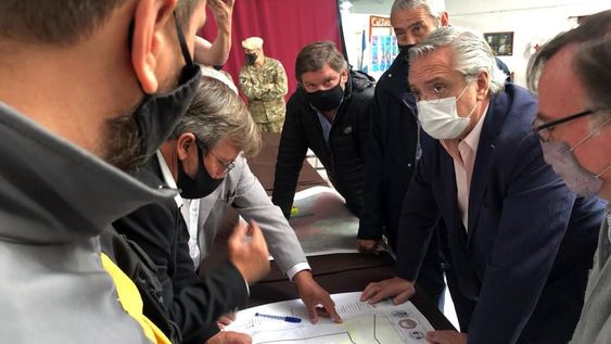 El presidente Alberto Fernández en el Comando de Operaciones montado en el Centro Cultural de Lago Puelo junto al intendente de esa localidad y los de El Hoyo, El Maitén, Epuyén y Cholila.