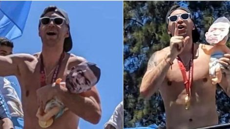 El arquero argentino festejo el triunfo de la Copa del Mundo con un muñeco en sus manos. Foto: Twitter