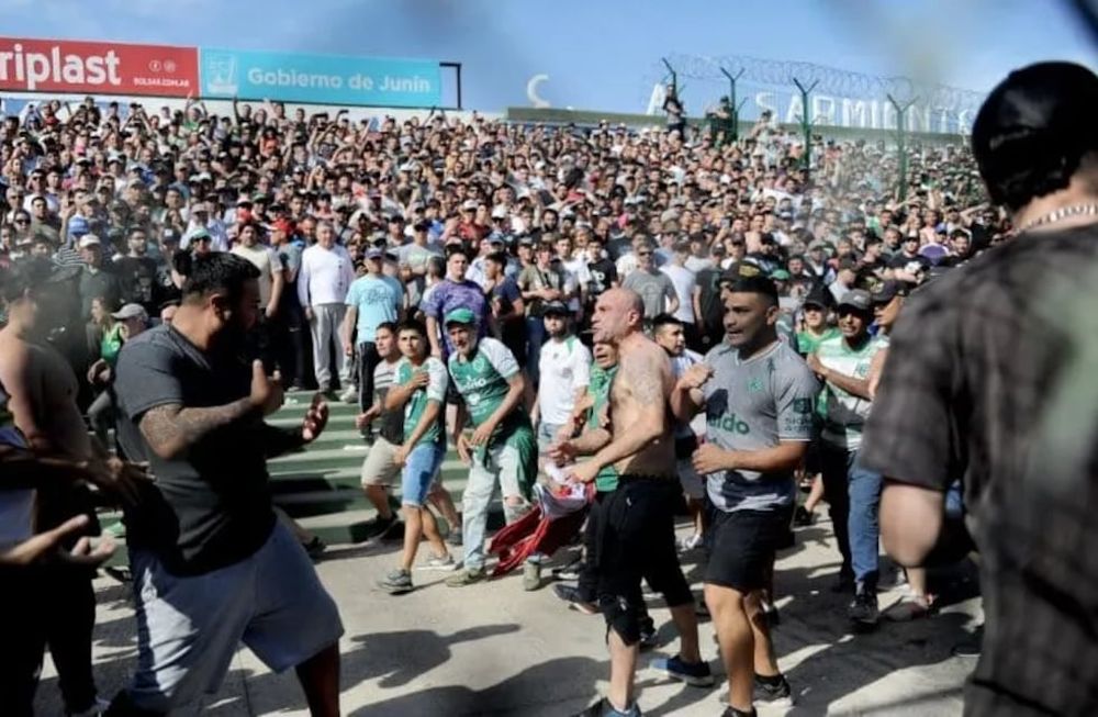 Otra vez, la violencia se ganó la escena en el fútbol. Serios incidentes entre hincha de Boca (neutrales) y Sarmiento. / Gentileza.