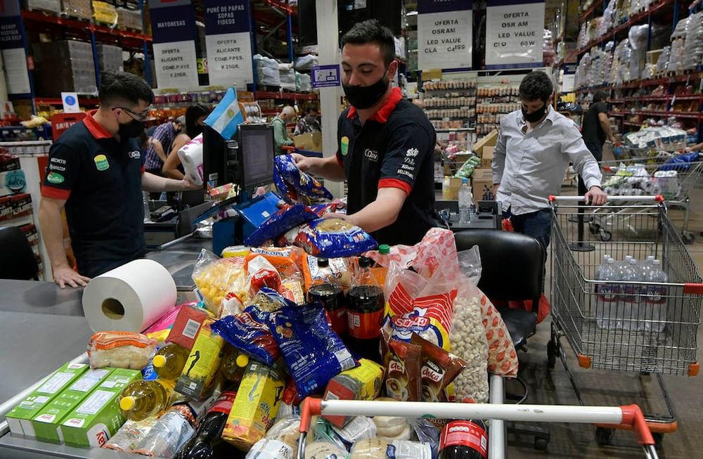 Más allá del congelamiento de precios, un grupo de especialistas analiza cómo se puede trabajar para contener la inflación. / Foto: Orlando Pelichotti