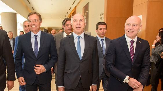 El Gobernador, Rodolfo Suarez, participó del acto inaugural del XXXI Congreso Nacional de Derecho Procesal. A su lado el ministro de la Corte Suprema de la Nación Ricardo Lorenzetti, quien fue invitado al encuentro. Completa la imagen el presidente de la Corte de Mendoza Dalmiro Garay.
